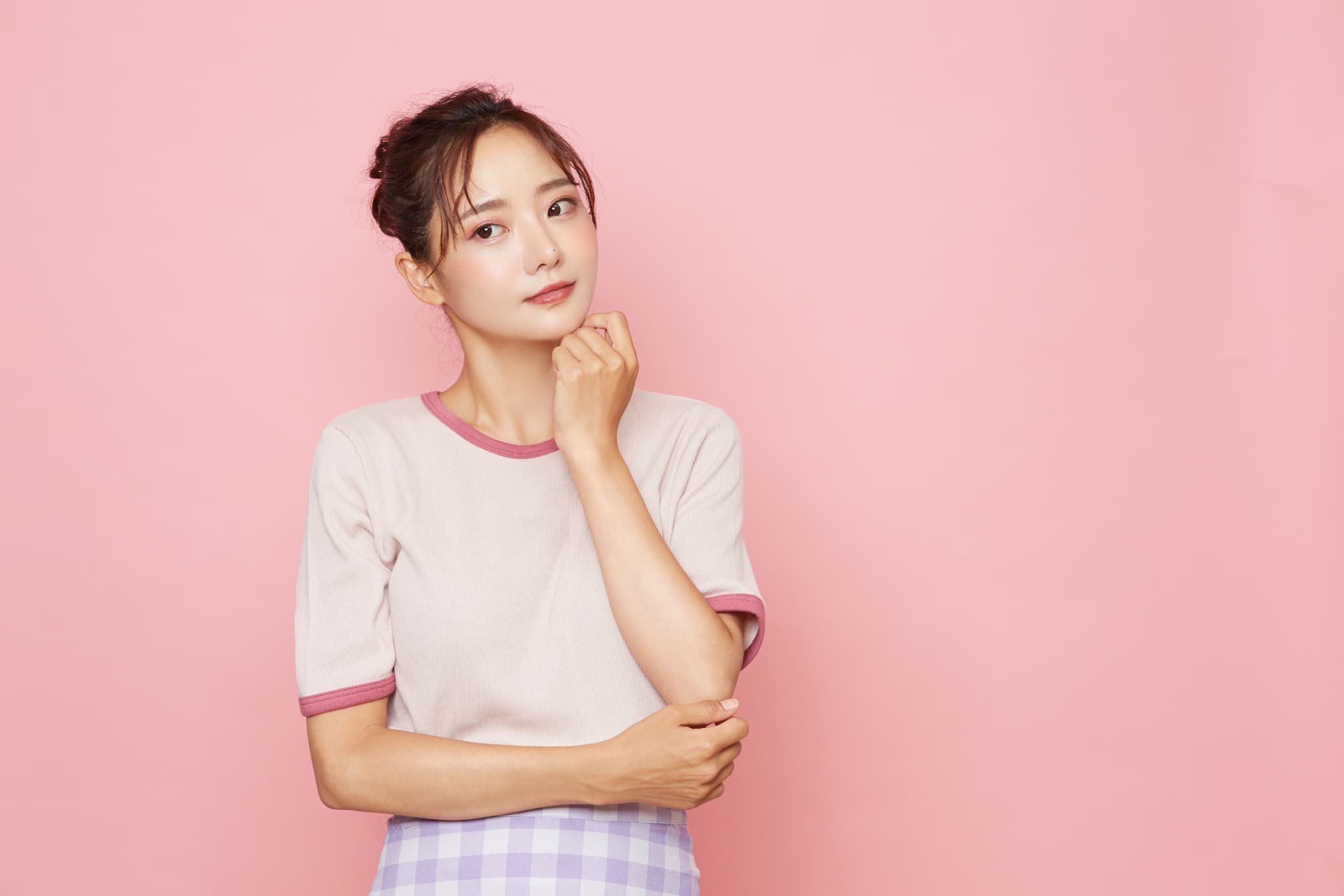 審美歯科とはどんな治療か考える女性