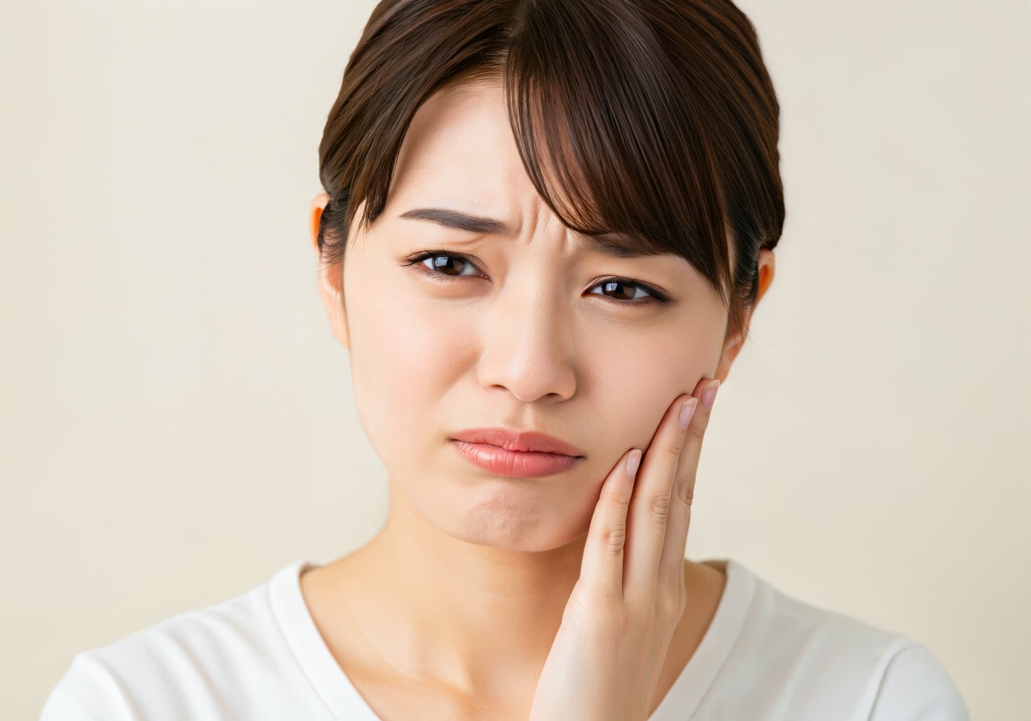 虫歯ができて痛みを感じる女性