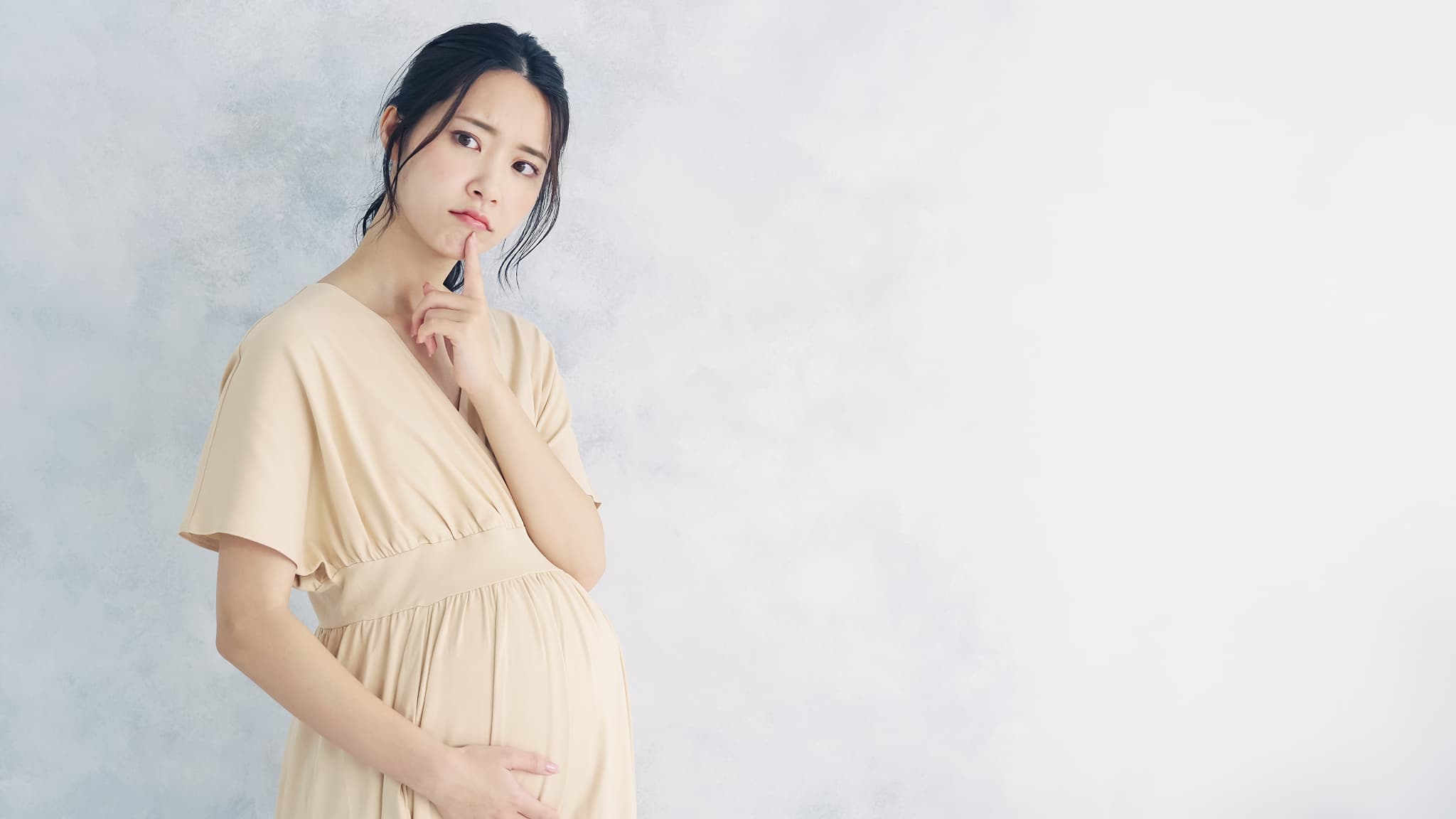 妊娠中にインプラント治療は可能なのか考える女性