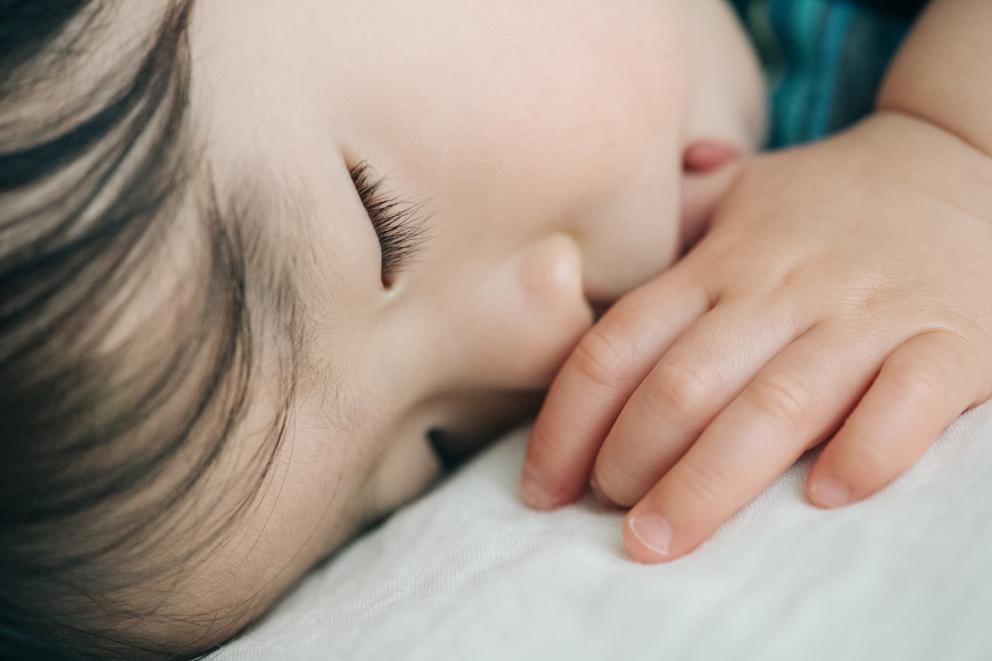 指しゃぶりをする子ども