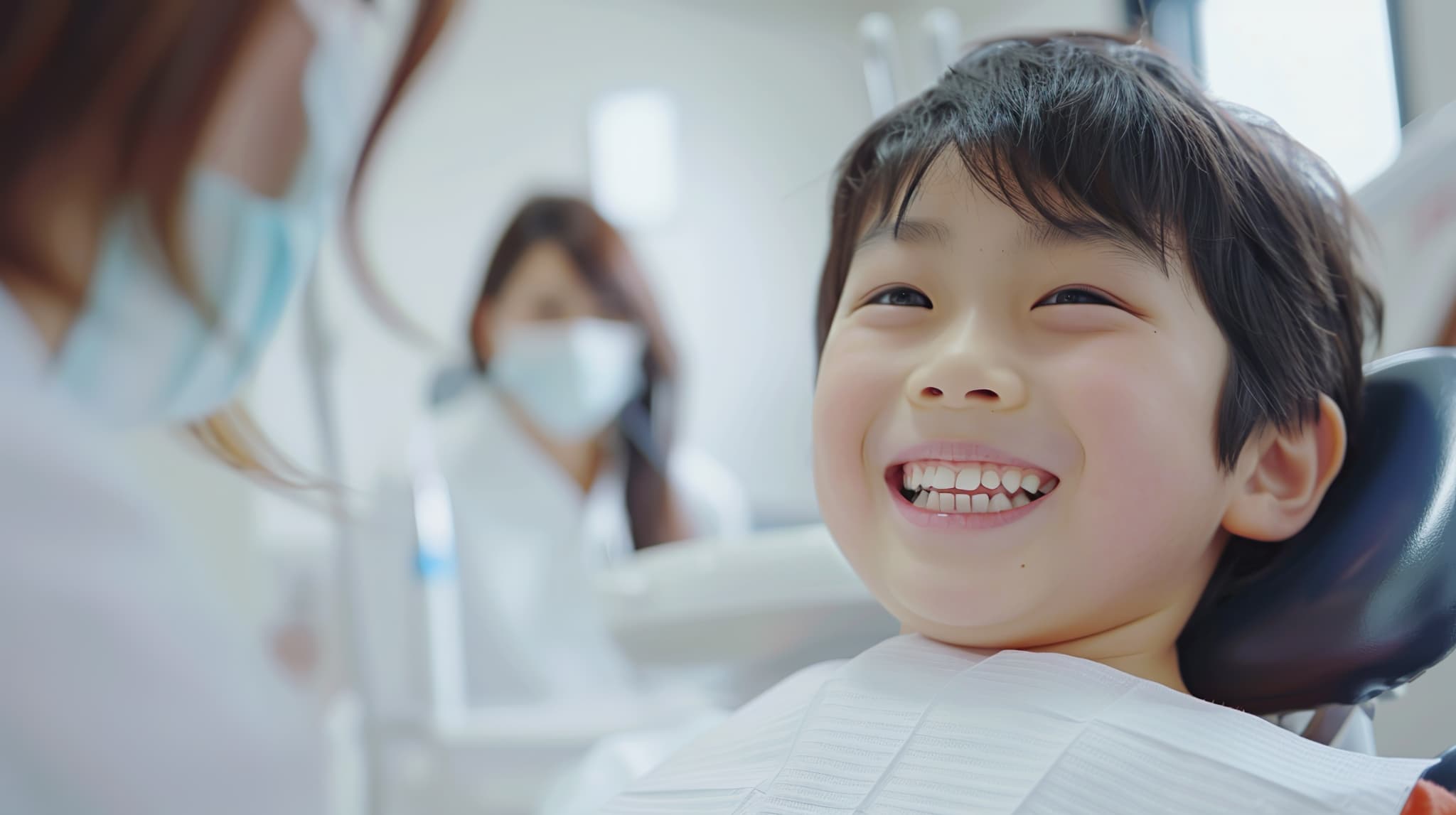 歯の矯正を検討するため歯科医院を受診する子ども