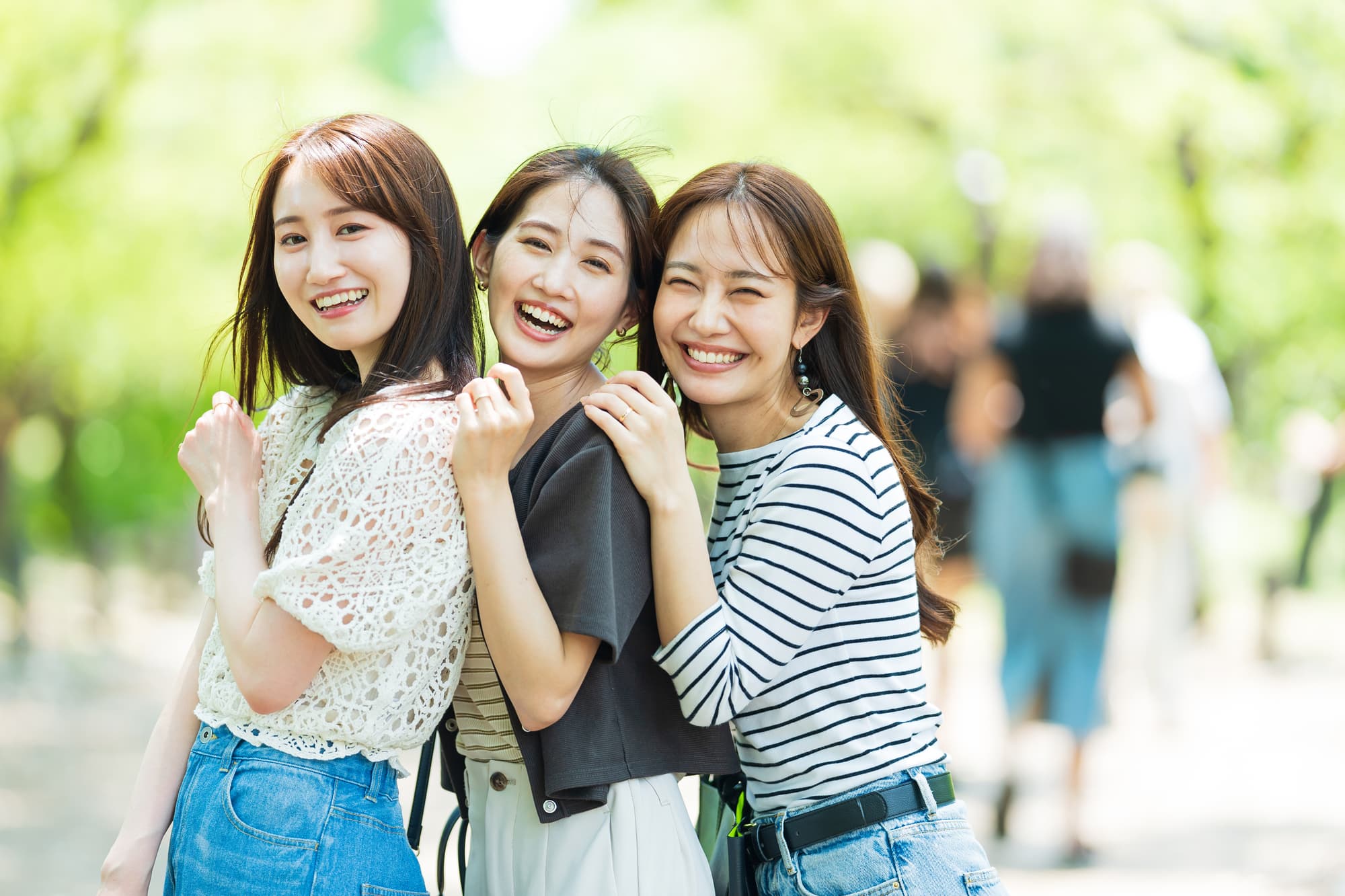 笑顔で楽しそうな3人の女性