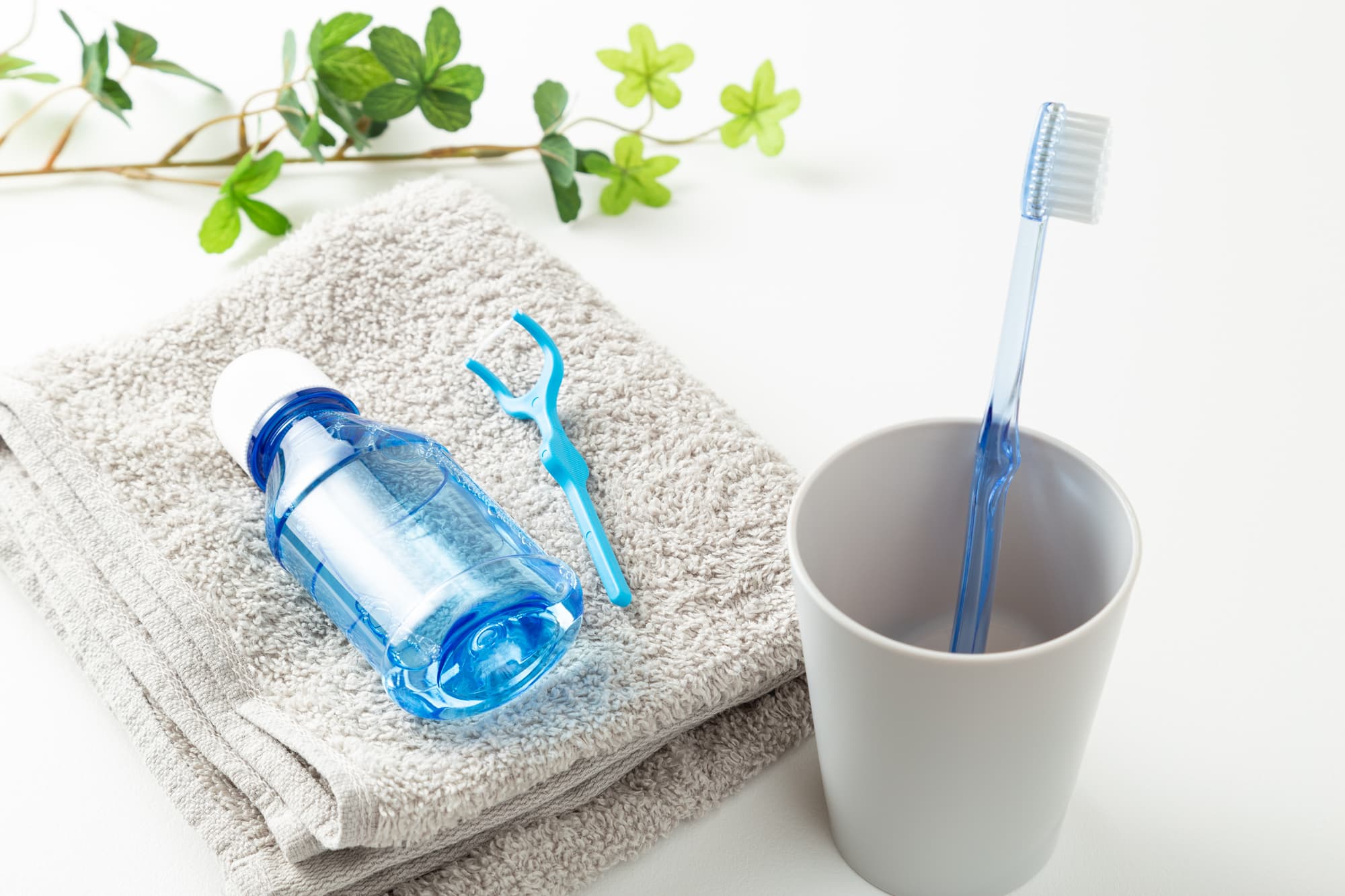 デンタルケア用品で口腔ケアをするイメージ