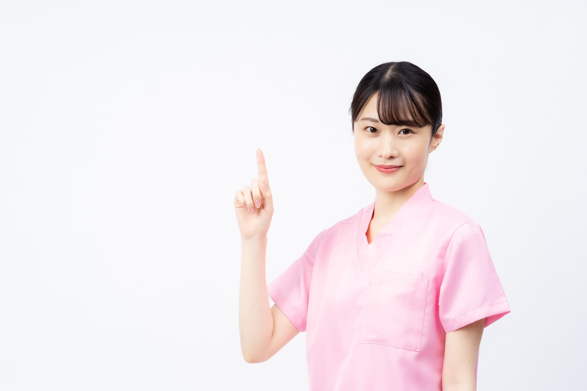 妊娠中のインプラント治療が推奨されない理由を説明する歯科医師の女性