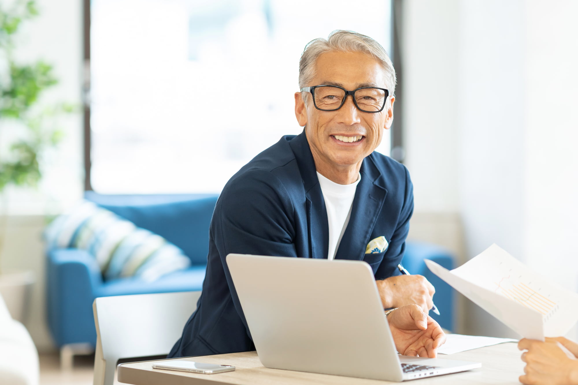 インプラント治療後に仕事に励む男性