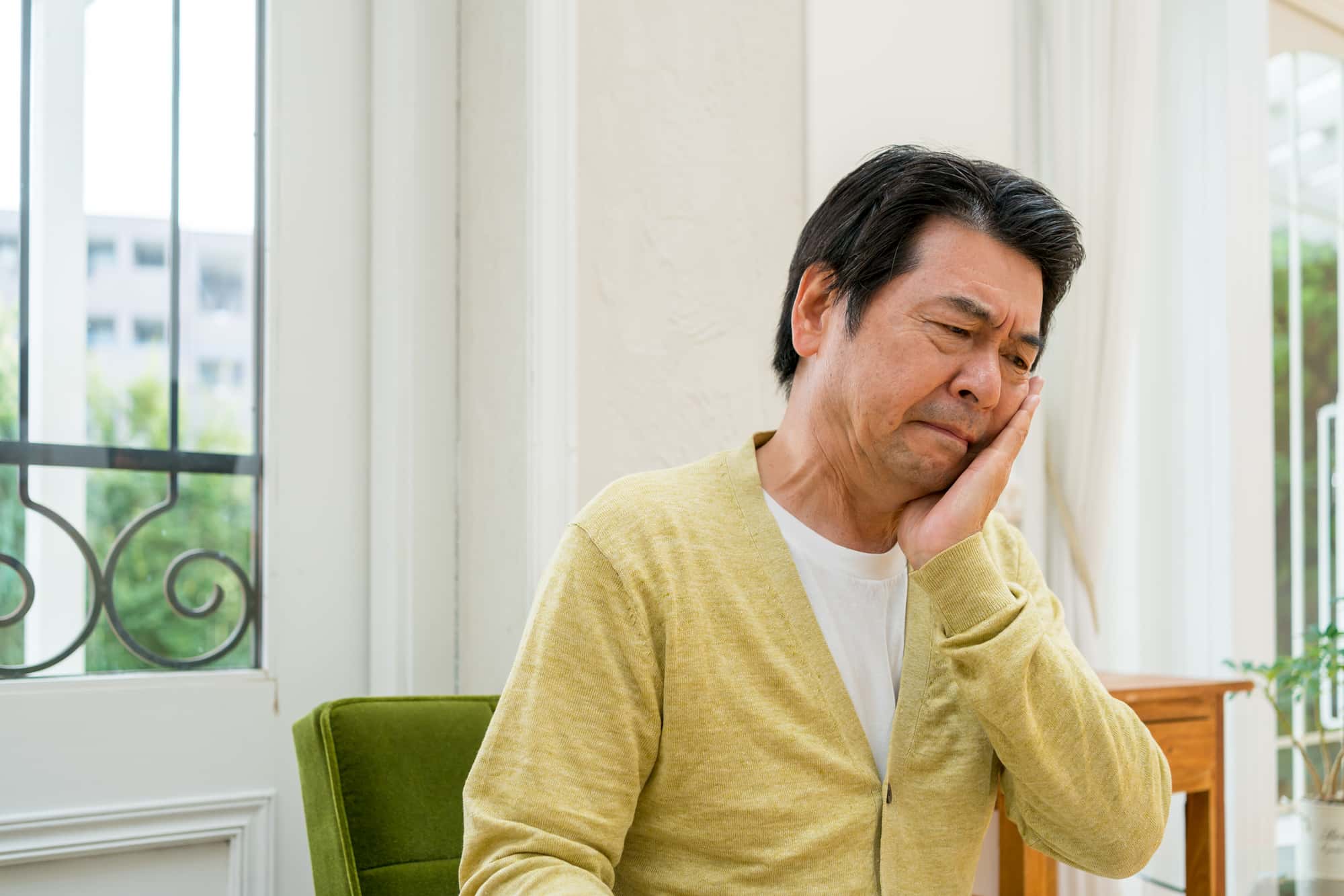 インプラント治療後に痛みを感じる男性