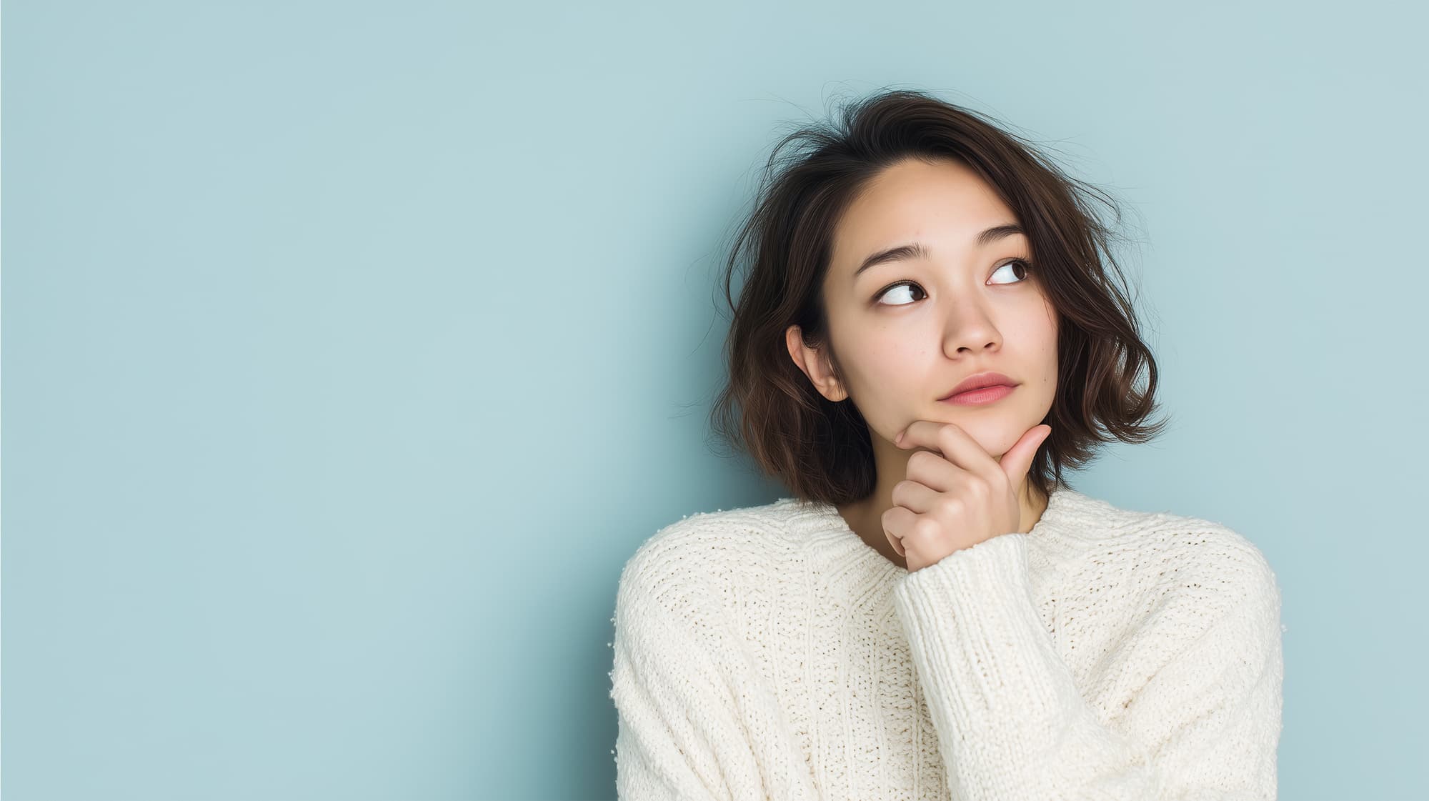 20代でもインプラント治療は受けられるのか考える女性