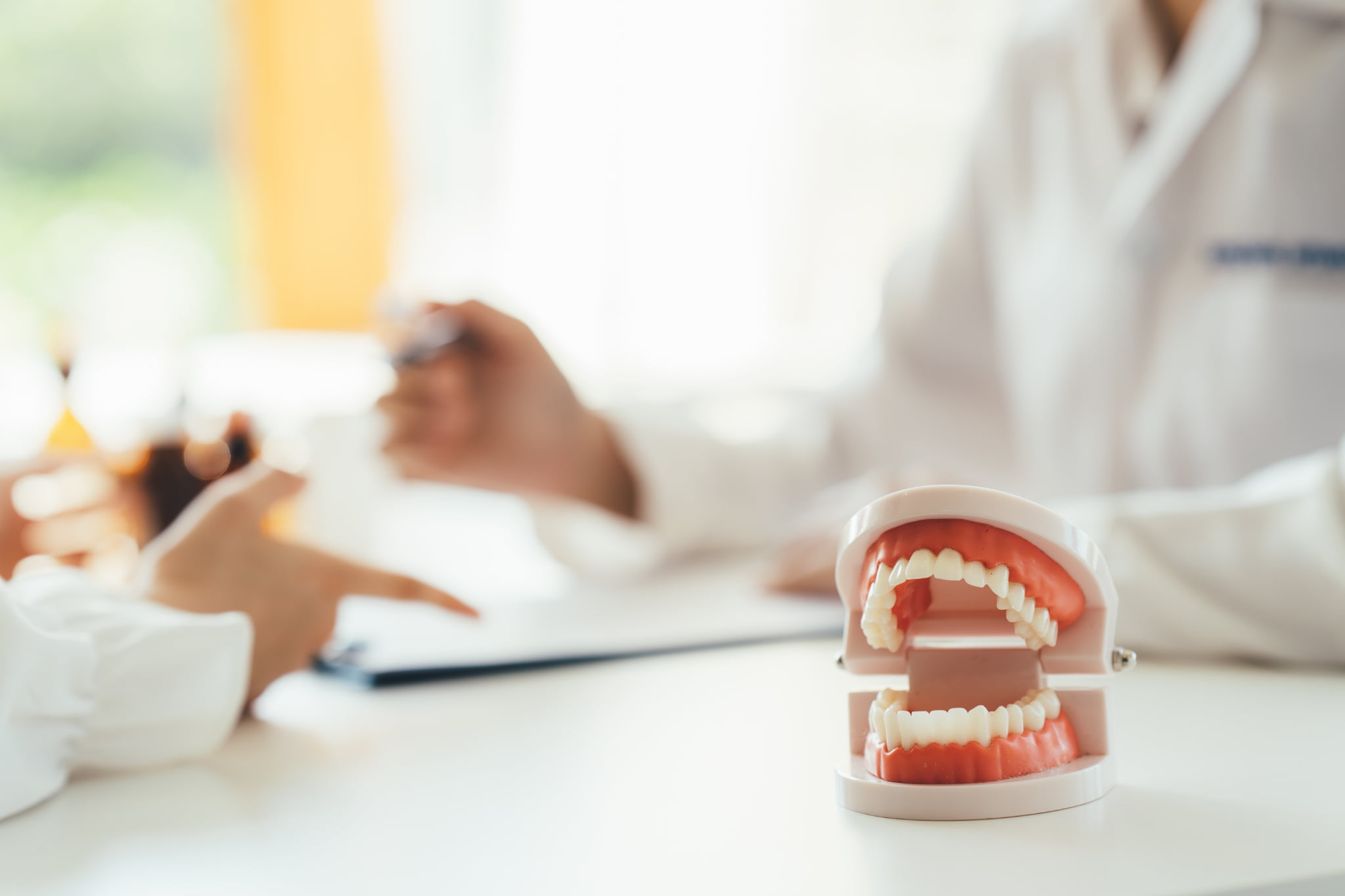 ホワイトニングをするためのカウンセリングをしているイメージ