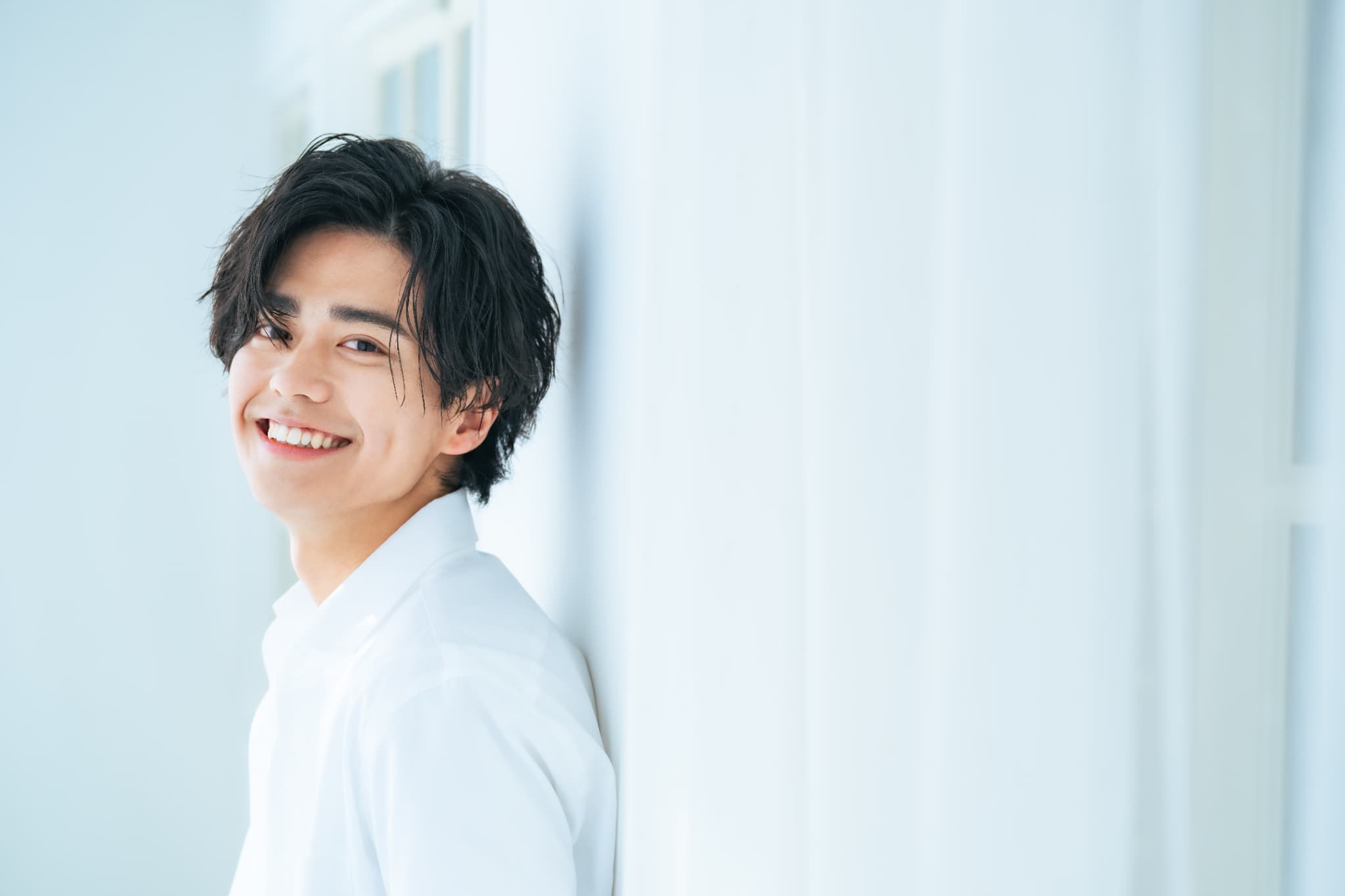 歯科矯正治療をした笑顔の男性