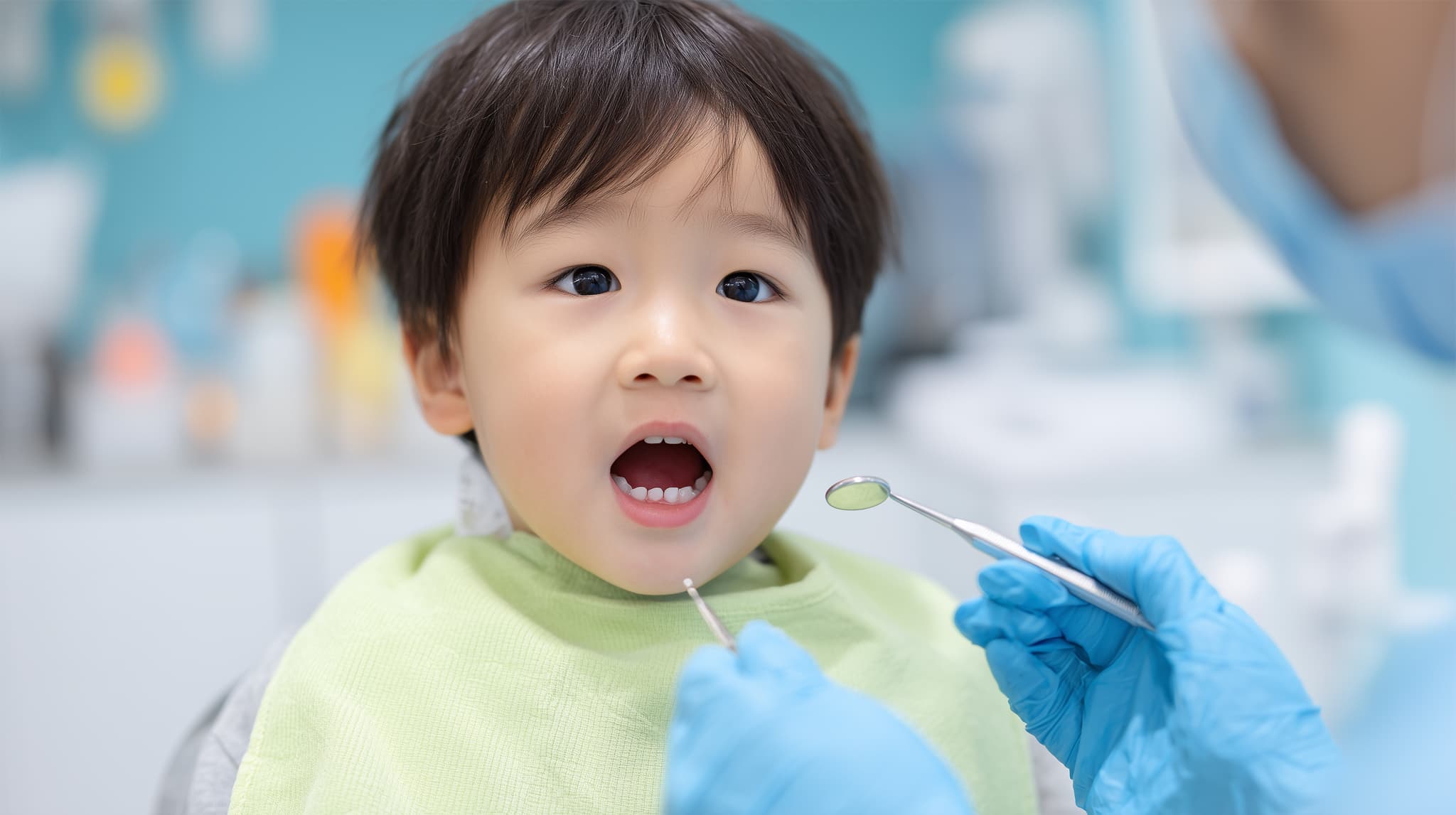 歯並びが悪くなるのを防ぐために定期歯科検診を受ける子ども