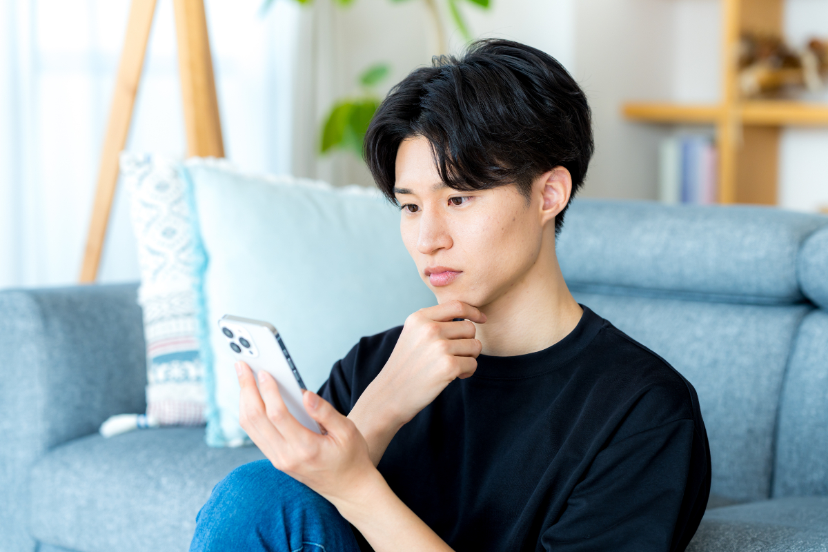 横向きに生えた親知らずは抜歯をしたほうがよいかを考えている男性
