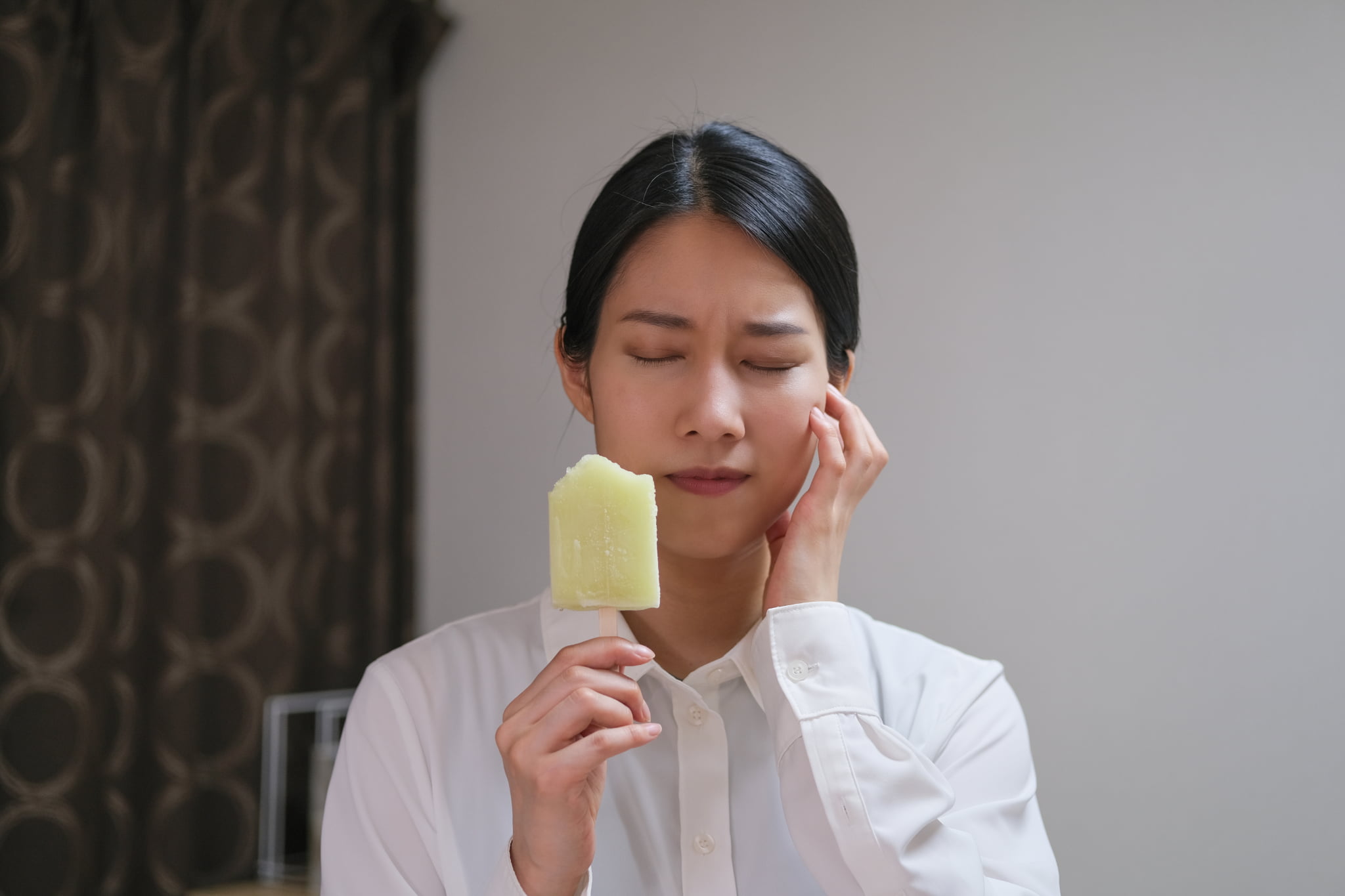 アイスを食べて知覚過敏を起こした女性